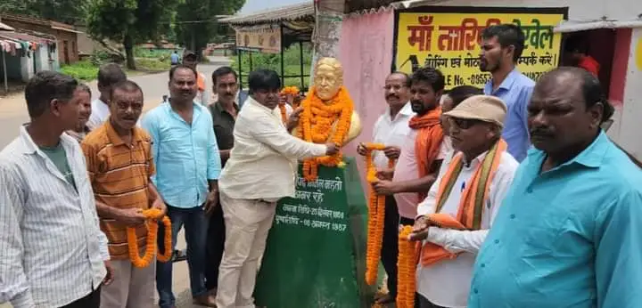 भाजपा नेता गणेश महाली ने शहीद निर्मल महतो के मूर्ति पर किया माल्यर्पण। 5 सालो से सरकार सिर्फ जनता को छलने का कर रही कार्य