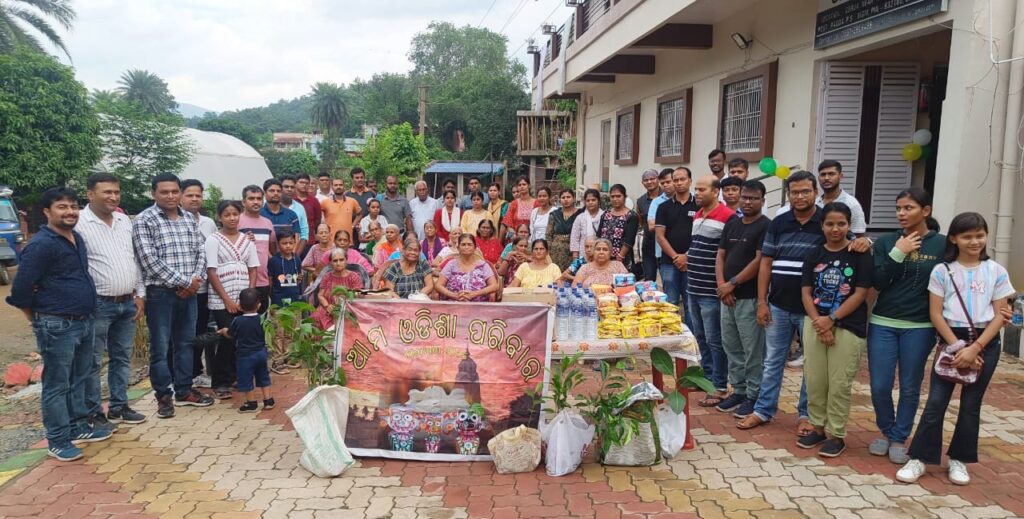 आम ओड़िसा परिवार और टाटा स्टील फाउंडेशन के द्वारा ओल्ड एज होम में किया गया वृक्षारोपण तथा वृद्धाओं की सेवा