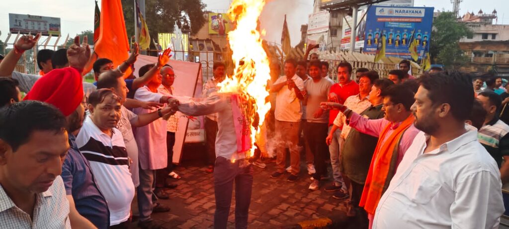 बांग्लादेश की घटना को लेकर हिंदूवादी नेता अभय सिंह के नेतृत्व में किया गया पुतलादहन। बंगलादेश की घटना बेहद शर्मनाक : अभय सिंह