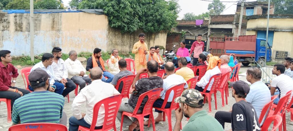 जोजोबेड़ा में दिनेश कुमार ने चलाया जनसंपर्क अभियान। लोगो के समस्याओं को जाना। स्थानीय विधायक पर लगाया क्षेत्र की उपेक्षा का आरोप