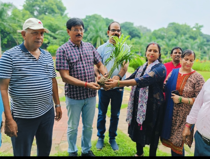 बच्चो के चित्रांकन प्रतियोगिता में शामिल होकर किया अपने प्रतिभा का प्रदर्शन। कोल्हान के पूर्व आयुक्त विजय सिंह ने बढाया बच्चों का हौसला