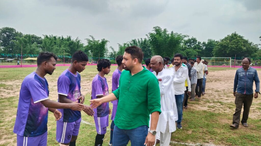 भुर्का इपिल क्लब द्वारा आयोजित की गई दो दिवसीय फुटबॉल टूर्नामेंट। पूर्व विधायक कुणाल सारंगी ने किया उद्घाटन