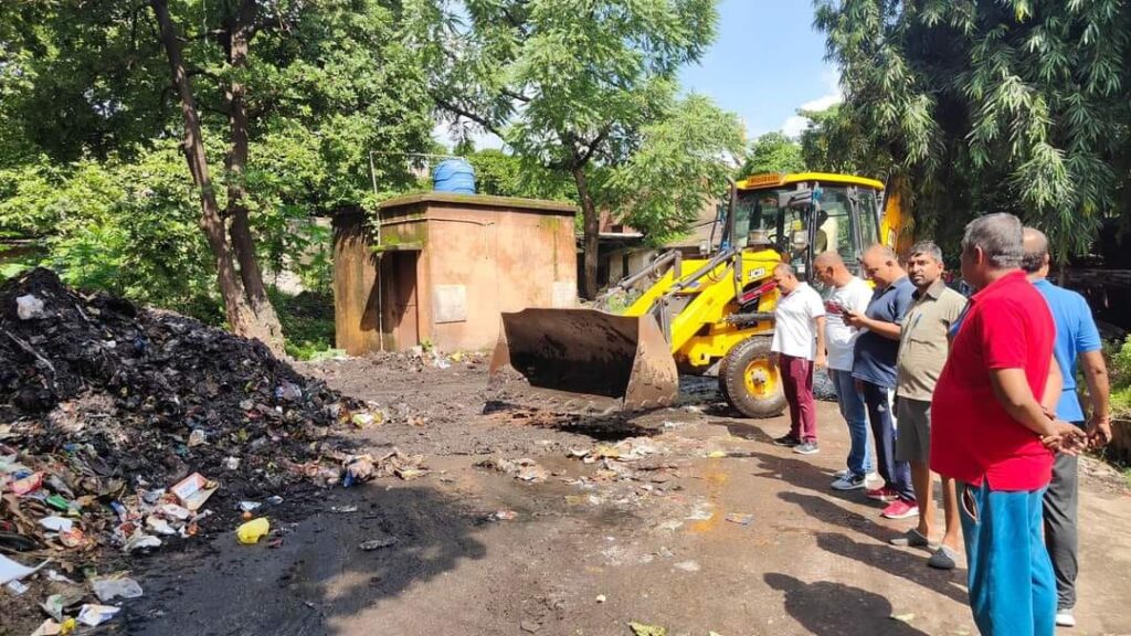 समाजसेवी शिवसंकर सिंह का सफाई अभियान लगातार जारी। जेसीबी चलवाकर क्षेत्र को करवाया कचड़ा मुक्त।नारकीय जीवन जीने को मजबूर लोगो को मिली राहत