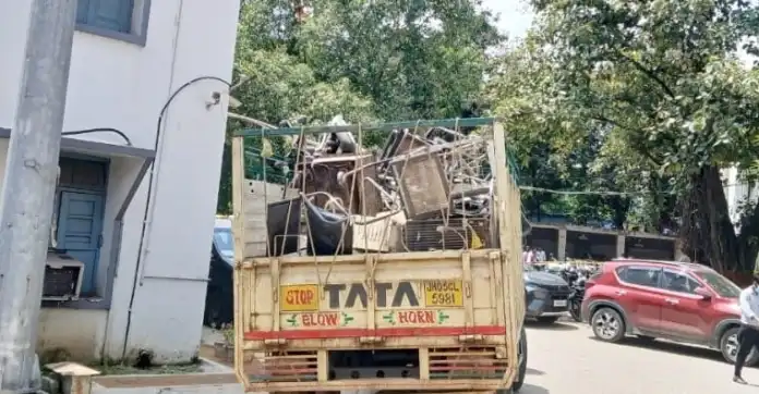 एमजीएम : स्क्रैप बताकर जम्बो सिलेंडर को किया जा रहा था गाड़ी में लोड। अस्पताल अधीक्षक को जानकारी मिलते ही सिलेंडर को वापस रखवाया