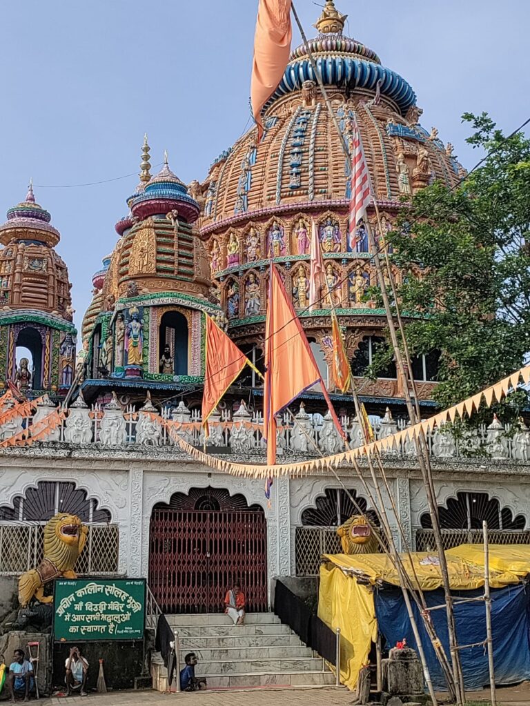 मंदिर की दानपेटी पर नियंत्रण को लेकर पुजारियों ने लगाया देउरी मन्दिर मे ताला