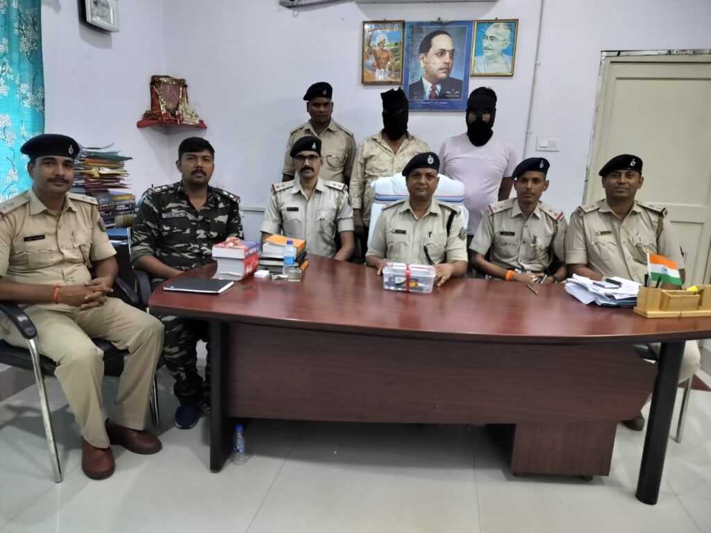 आदित्यपुर पुलिस को मिली बड़ी सफलता। शातिर अपराधी गुड्डू पांडेय व राकेश सिंह को किया गिरफ्तार,