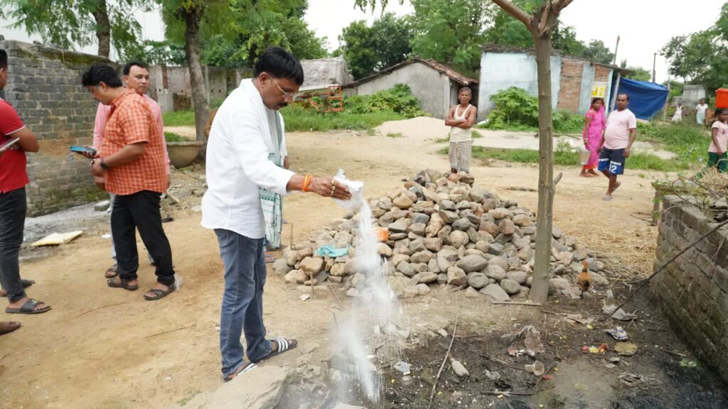 डॉक्टर व दवा लेकर देवलटाँड़ पहुंचे आजसू नेता हरेलाल महतो, डायरिया पीड़ित मरीजों का कराया उपचार,