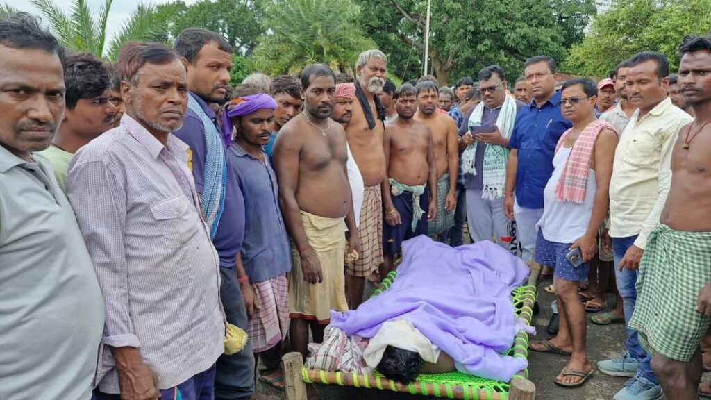 फूल तोड़ने के क्रम में पानी में डूबकर अधेड़ की मौत, स्थानीय गोताखोरों ने तालाब से खोज निकाला मृतक का शव,