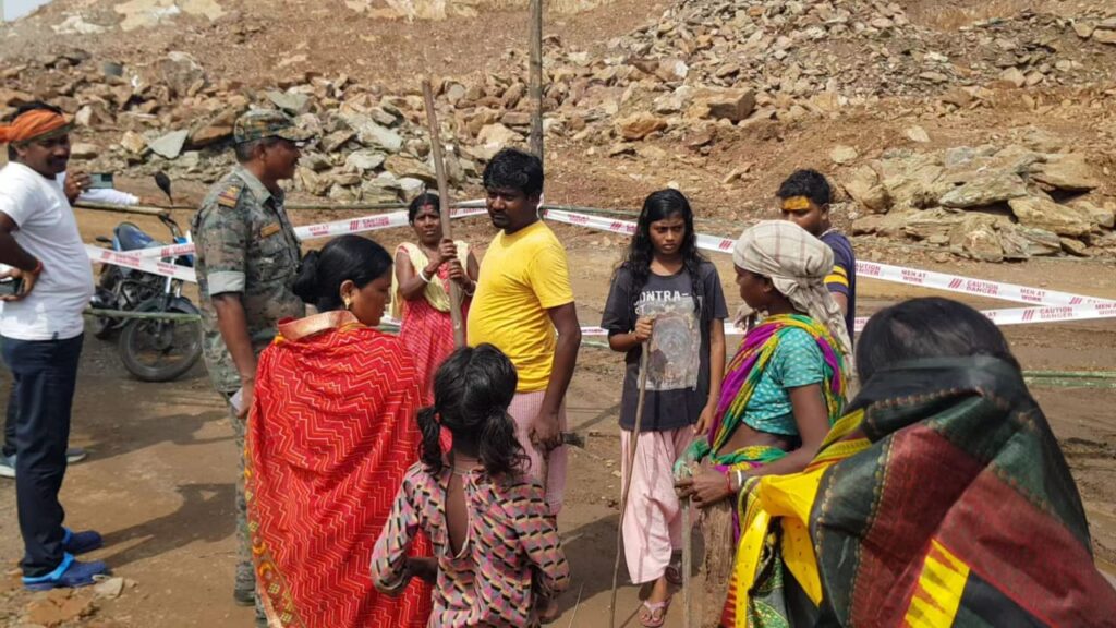 सड़क निर्माण के तहत किए जा रहे हैवी ब्लास्टिंग का ग्रामीणों ने किया जोरदार विरोध