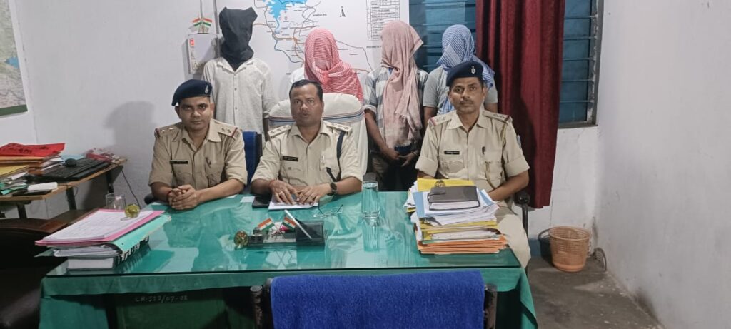 बंद कमरे में नकली शराब बना रहे चार लोगों को पुलिस ने गिरफ्तार कर भेजा जेल