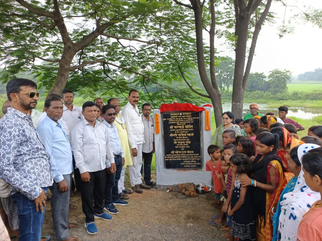 नीमडीह मे 2 करोड़ 65 लाख कि लागत से बनने वाले सड़क का विधायक ने किया शीलान्यास