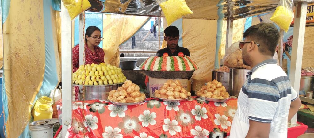 सावधान.. यदि खाने की गुणवत्ता से की समझौता तो भुगतने पड़ सकते है कठोर दंड. खाद्य सुरक्षा पदाधिकारी अदिति सिंह द्वारा पूजा पंडालो में खाद्य पदार्थो की गुणवत्ता को लेकर चलाई गई जांच अभियान