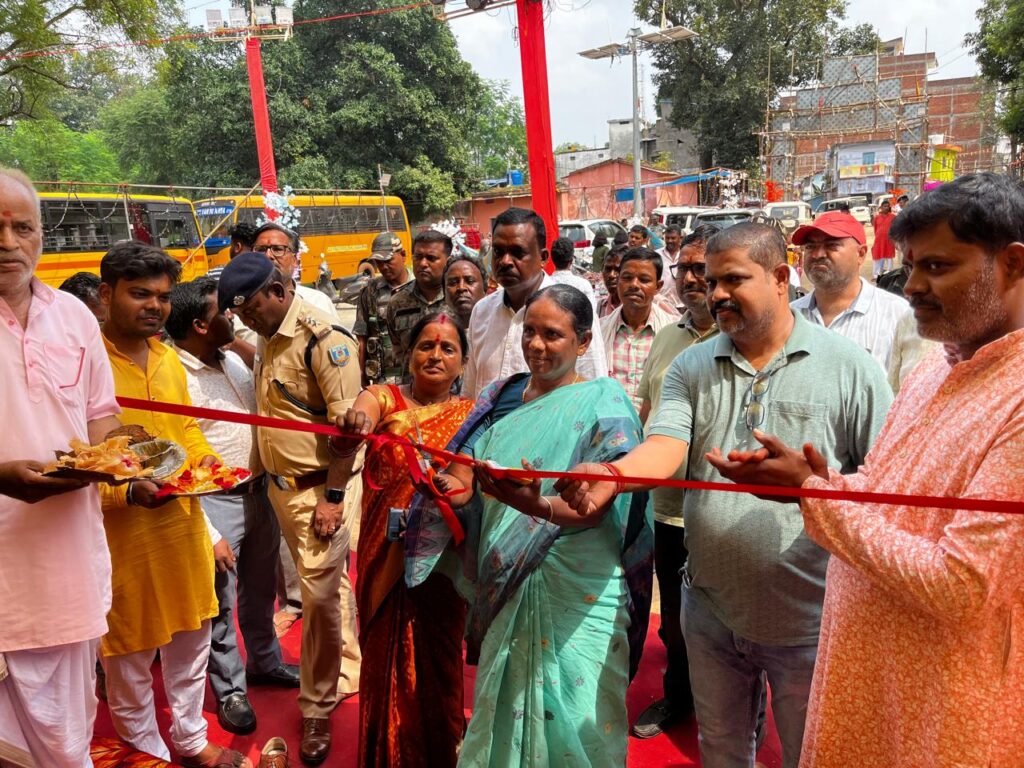 सांसद जोबा माझी ने मनोहरपुर में तीन दुर्गा पूजा पंडाल का किया उद्घाटन, मां दुर्गा से की सुख, शांति व समृद्धि की कामना