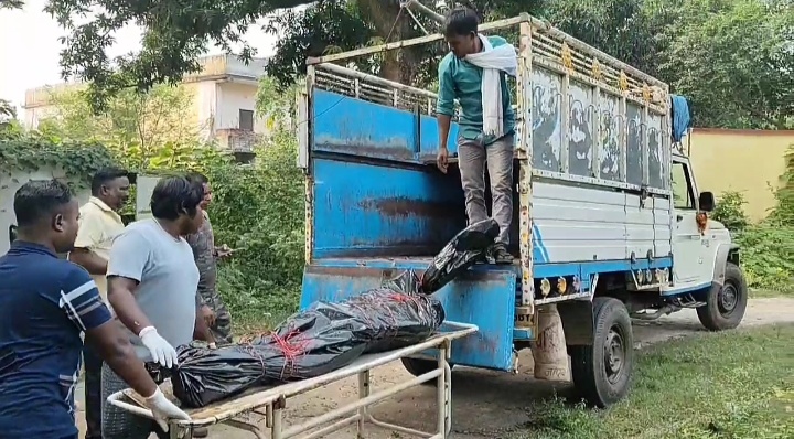 पश्चिमी सिंहभूम के टेबो थानाक्षेत्र में एक ही परिवार के तीन लोगों की हत्या। डायन-बिसाही के संदेह में पति, पत्नी और बेटी की हत्या कर जंगल में फेंका शव।