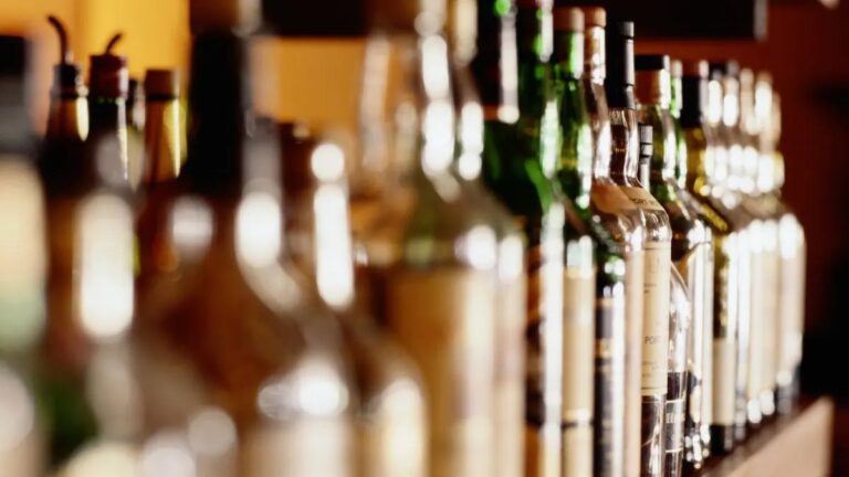 Jamshedpur Liquor Theft: जमशेदपुर में आबकारी विभाग के मालखाना से चोरी हो गयी शराब, तीन युवक गिरफ्तार, अलग-अलग ब्रांड की 68 पीस शराब की बोतलें जब्त