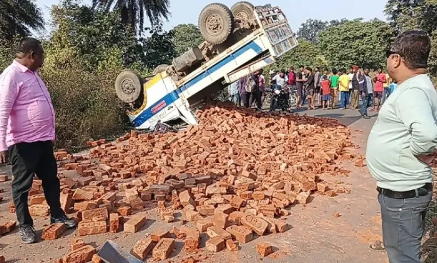 सड़क पर हादसों का सिलसिला जारी, नशे में धुत चालक के कारण ईट से लदा वाहन पलटा