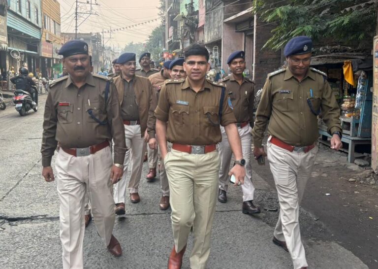 पुलिस अधीक्षक के नेतृत्व में चांडिल क्षेत्र में पैदल गश्ती, अपराध नियंत्रण पर दिया जोर