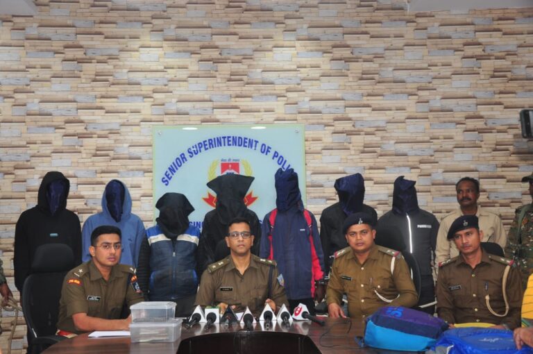 Jamshedpur police success : लूटकांड मामले में सात गिरफ्तार, लोहे का पिस्टल समेत एक लाख रुपए जब्त