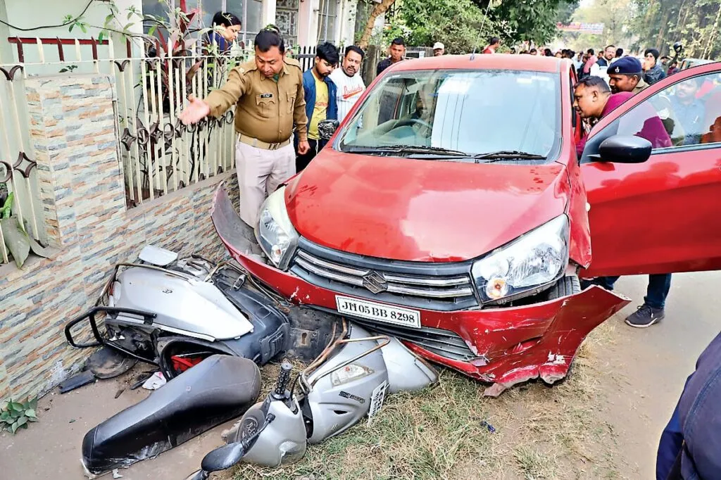 अनियंत्रित कार ने दो स्कूटी और 1 बाइक में मारी टक्कर , दो लोग हुए जख्मी