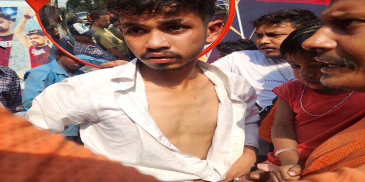 कदमा : चैन छिनतई करने का प्रयास करते युवक को लोगो ने पकड़ा। जमकर हुई कुटाई। एक भागने में सफल