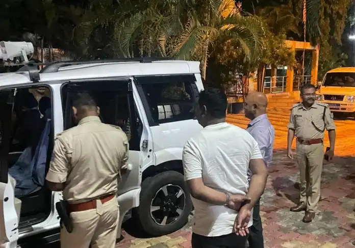 चाकुलिया :फर्जी जन्मप्रमाण पत्र बनाने के आरोप मे पंचायत सचिव और बीएलई हुए गिरफ्तार