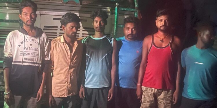 पूर्व मुख्यमंत्री मधु कोड़ा दिखे एक्शन में। अवैध आयरन ओर लदे छह ट्रक को पकड़कर किया पुलिस के हवाले