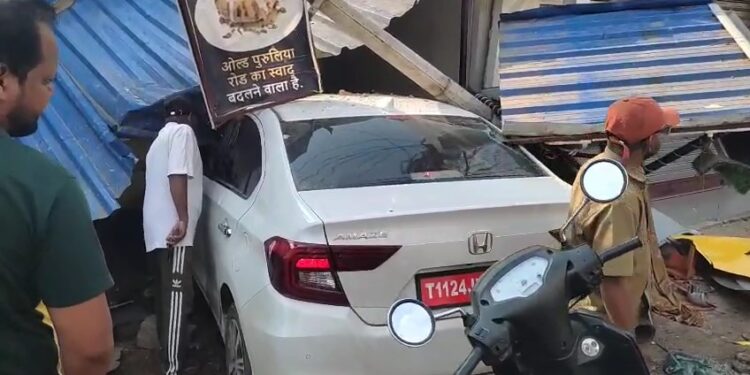 मानगो जवाहरनगर में कार रेस के दौरान चाय दुकान में घुसी तेज रफ्तार कार, सड़क किनारे खड़ी कार को मारी टक्कर, दो युवक घायल